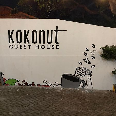 Kokonut Guesthouse Surabaya Exterior photo