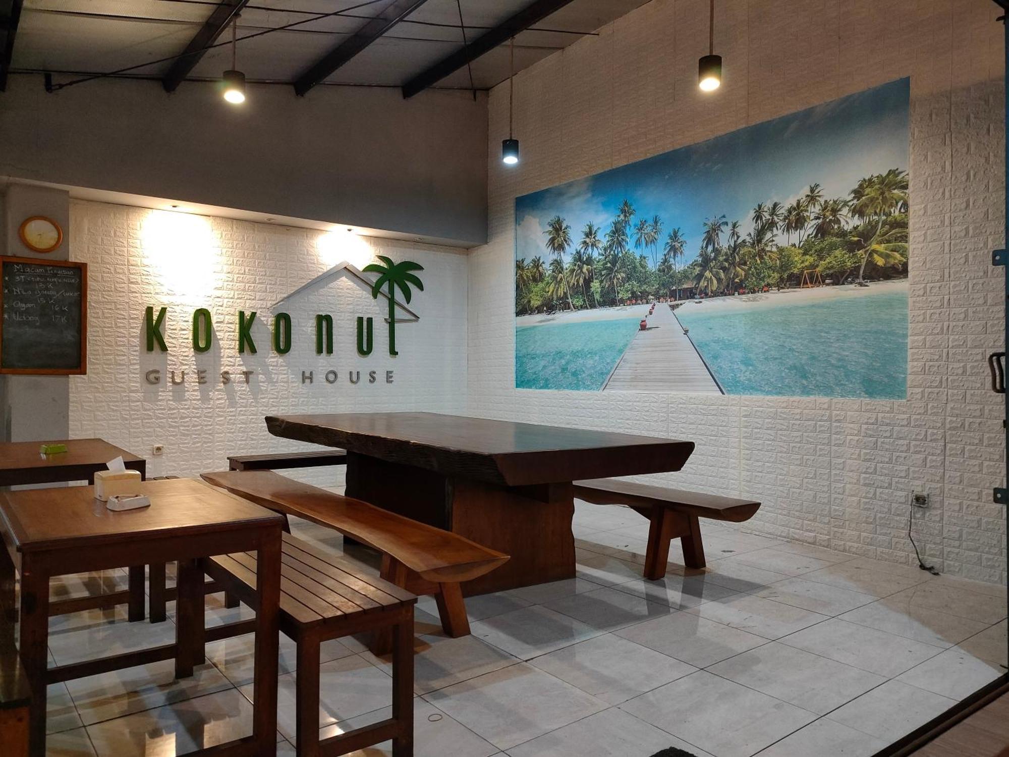 Kokonut Guesthouse Surabaya Exterior photo