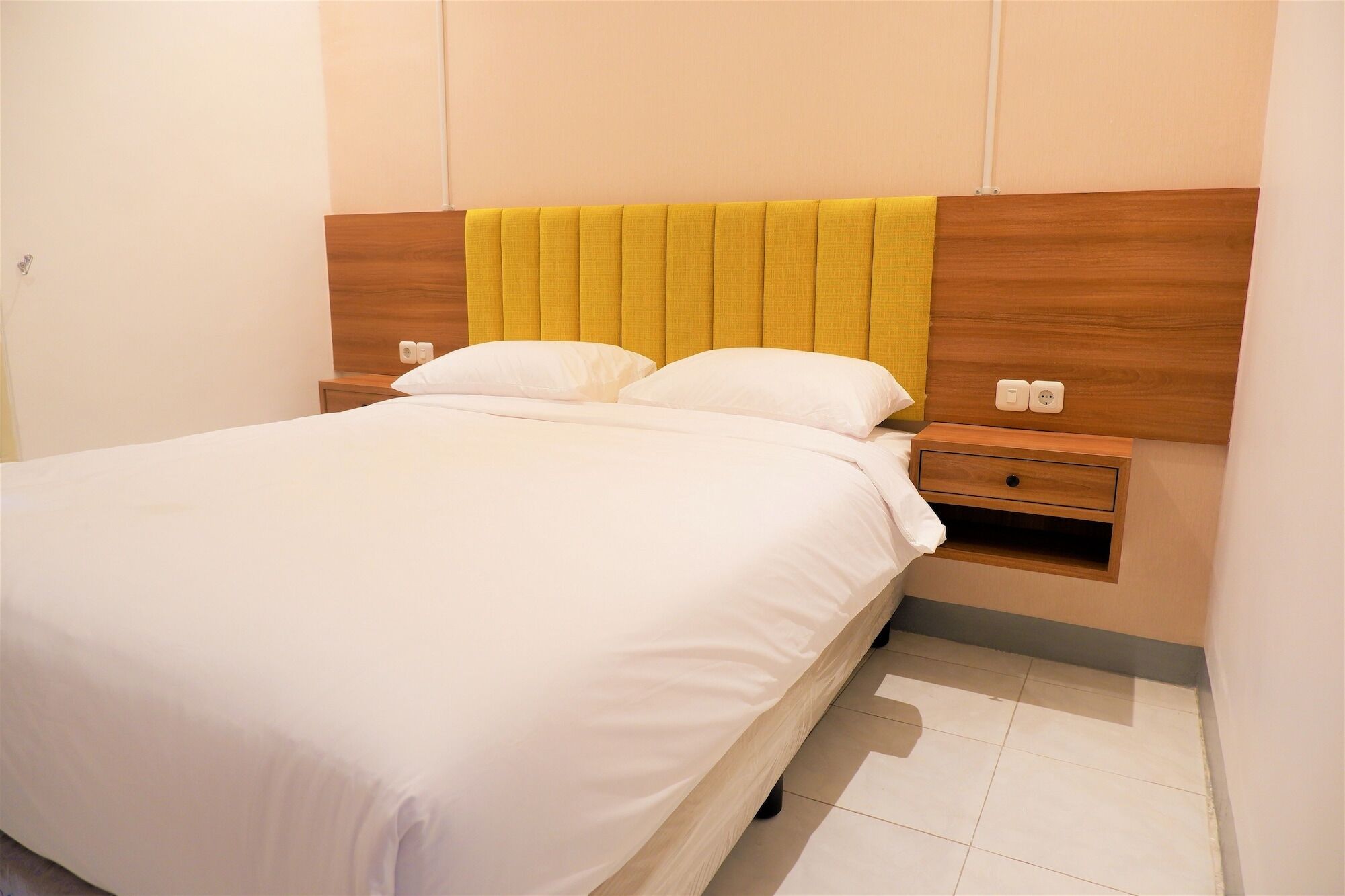 Kokonut Guesthouse Surabaya Exterior photo